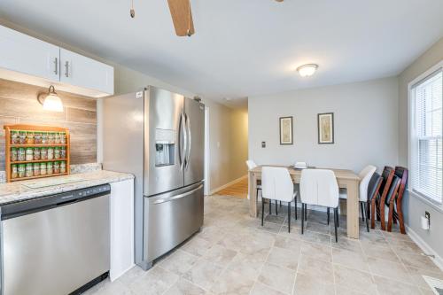 Toano Home with Screened Porch Steps to Lake!