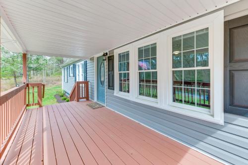 Toano Home with Screened Porch Steps to Lake!