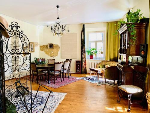 Unique 2 bedroom apt with a vintage touch (4+1)