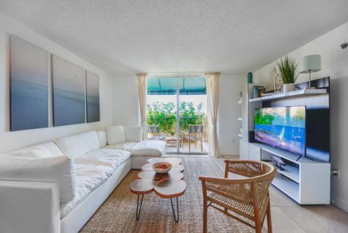 Lux Condo at Yacht Club 10 min from Beach