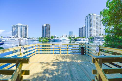 Lux Condo at Yacht Club 10 min from Beach in Miami, USA