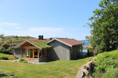 A top-notch house with privacy, pool & wonderful sea views
