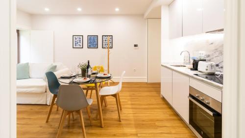 Porto River Flat w/ Patio by LovelyStay, Porto
