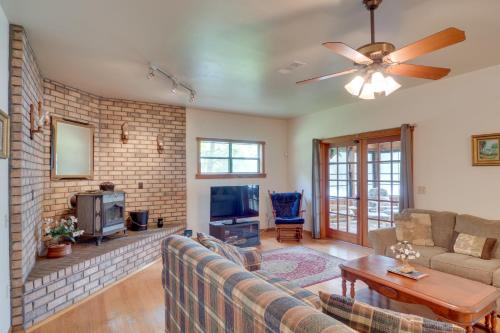 Beautiful Toledo Bend Retreat with Private Dock in Many, USA