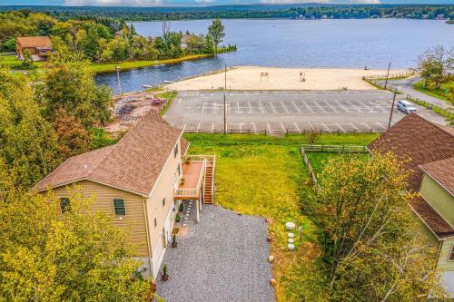 Pocono Paradise by AvantStay Lakeside Retreat Hot Tub Game Room Near Beach