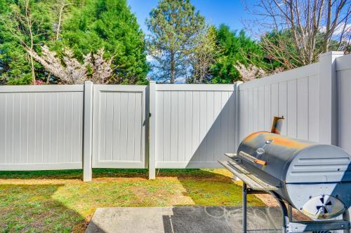 Cozy Greensboro Townhome with Community Pool and Grill in Greensboro, USA
