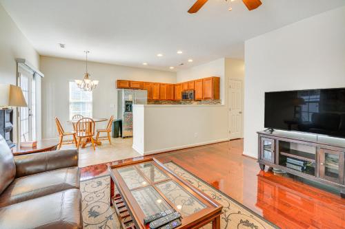 Cozy Greensboro Townhome with Community Pool and Grill in Greensboro, USA