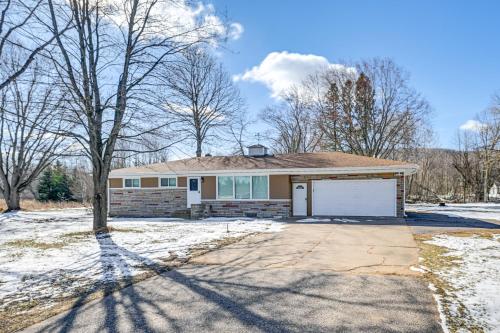 Wausau Home with Yard 1 Mi to Granite Peak Ski Area in Wausau, USA