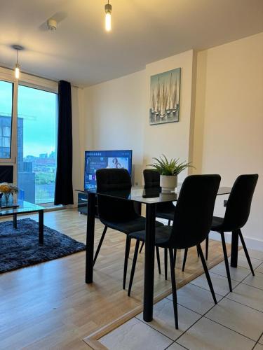 Spacious 2 Bedrooms Apartment In Stratford