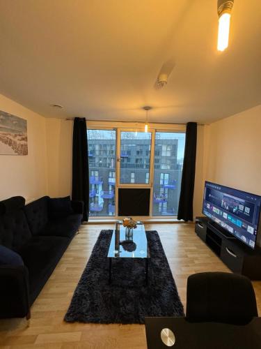 Spacious 2 Bedrooms Apartment In Stratford