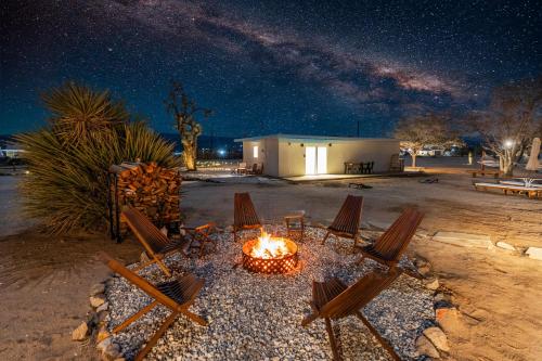 Private Joshua Tree Cabin w/ Hammocks & Campfire in Yucca Valley, Vereinigte Staaten von Amerika