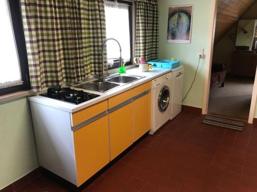 廚房, Retro Ferienwohnung mit Schlossblick im Nordschwarzwald in 阿爾滕施泰格