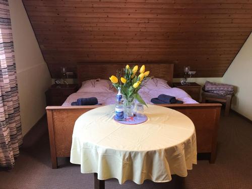 Retro Ferienwohnung mit Schlossblick im Nordschwarzwald in 阿爾滕施泰格
