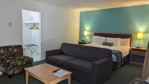 Howard Johnson by Wyndham Downtown Kamloops - Accommodation