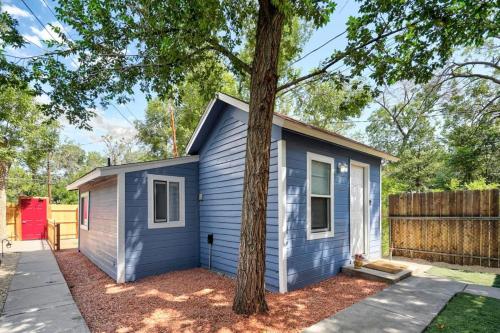 Charming Half Pint Downtown Stay Pet Friendly in Colorado Springs, USA