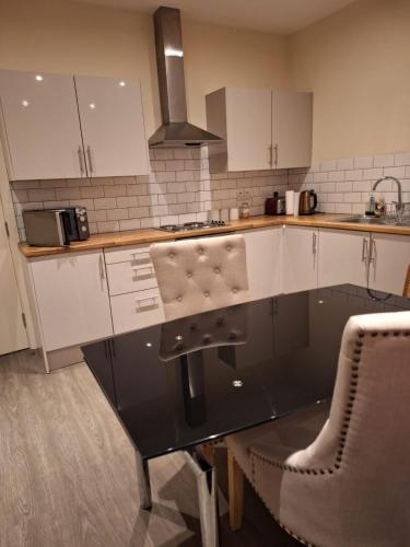 Fabulous Home from Home - Central Long Eaton - Lovely Short-Stay Apartment - HIGH SPEED FIBRE OPTIC BROADBAND INTERNET - HIGH SPEED STREAMING POSSIBLE Suitable for working from home and students Very Spacious FREE PARKING nearby - Long Eaton