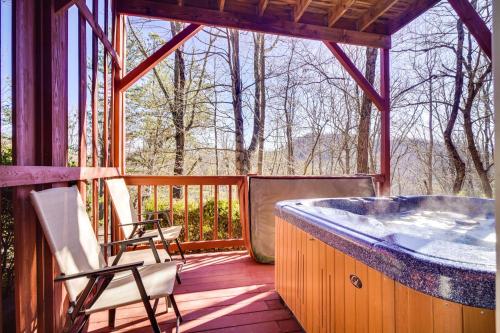 Secluded Sevierville Condo with Hot Tub and Mtn Views!