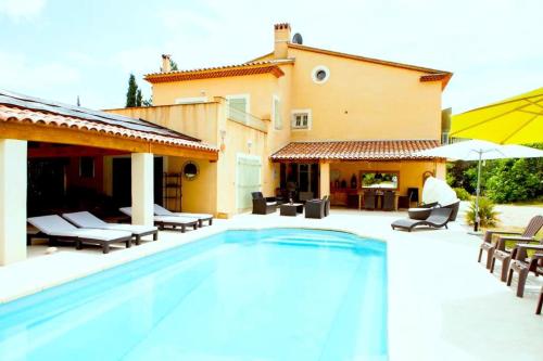 CASA-Manon des sources spacious holiday home with pool in Brue-Auriac - Location saisonnière - Brue-Auriac