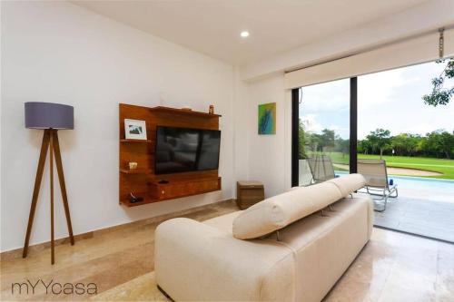 Luxurious 1 Bedroom w/ Pool & Golf Course View in Puerto Aventuras, Mexico