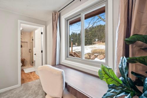 Whispering Pines-Hot tub Getaway in Bailey, USA