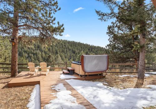 Whispering Pines-Hot tub Getaway in Bailey, USA