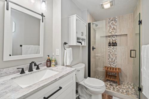 Whispering Pines-Hot tub Getaway in Bailey, USA