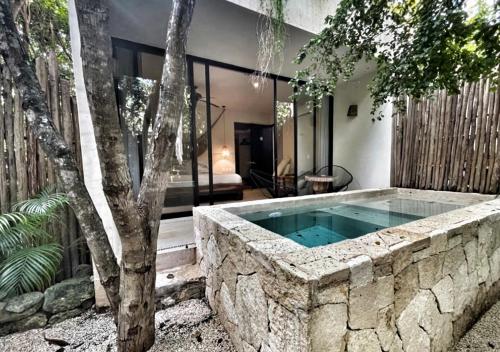 Tropical Room with Plunge Pool and Private Garden image 2