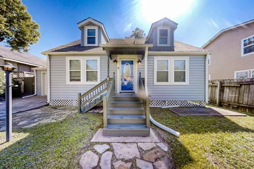 Central Galveston Cottage