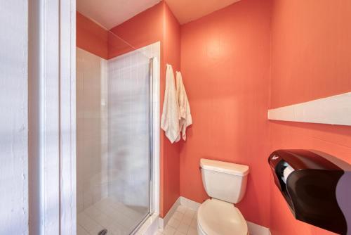Private Queen Room Ensuite room in HI San Francisco Downtown Hostel