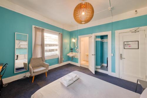 Private Queen Room Ensuite image 3