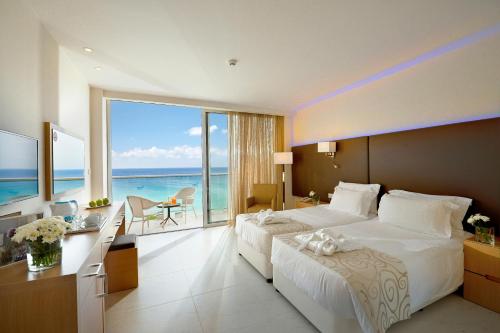 ระเบียง/ชานเรือน, Pernera Beach Hotel in โพรทาราส
