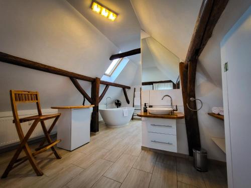 Bathroom, Hotel und Restaurant Zum Lowen in Gelnhausen
