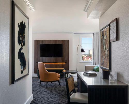 543309153 Mills House Charleston, Curio Collection by Hilton