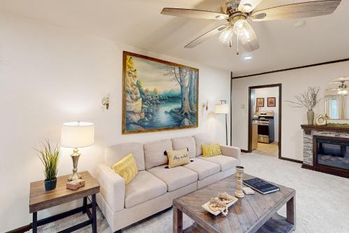 5 Mi to Dtwn Indy! Home w/ Game Room & Fireplace