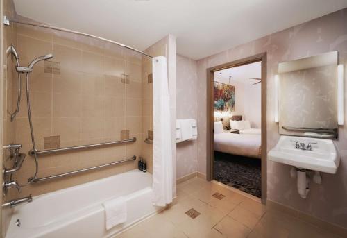 King Room with Bath Tub - Mobility and Hearing Access/Non-Smoking