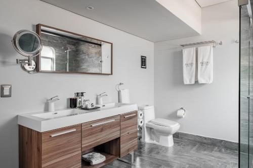 Master Suite image 7