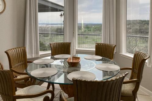 Lake Bluff Retreat in Canyon Lake, USA