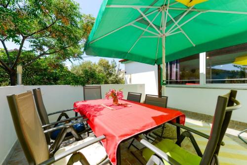 Three-Bedroom Apartment with Terrace and Sea View image 1