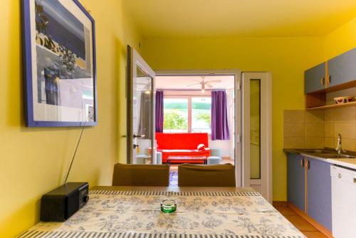 Three-Bedroom Apartment with Terrace and Sea View image 3
