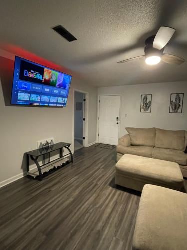 Spacious 1king bd/2queen bd/* 1 mile from I-85 detail