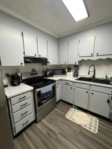 Spacious 1king bd/2queen bd/* 1 mile from I-85 in Lexington, USA