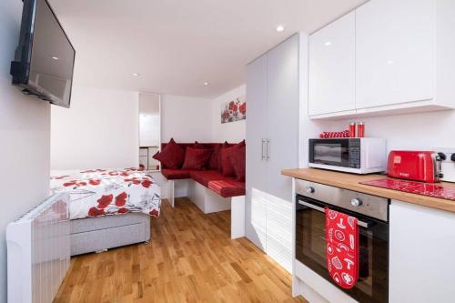 Brand new studio apartment with parking - Apartment - Brighton & Hove