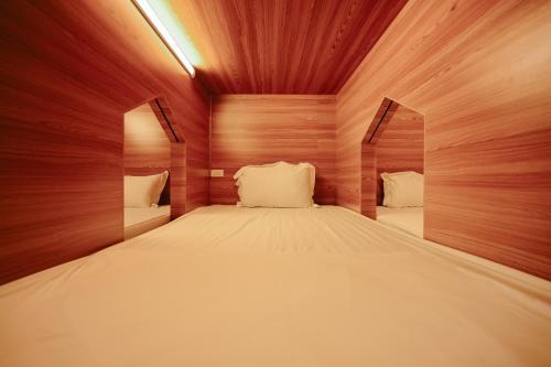 Mixed Dormitory Room image 9