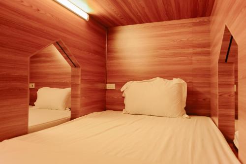 Mixed Dormitory Room image 7