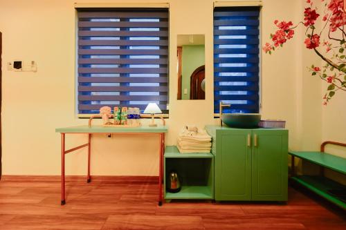 Mixed Dormitory Room image 5