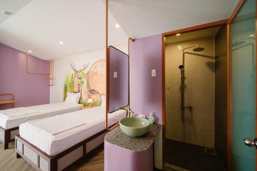 Twin Room image 4