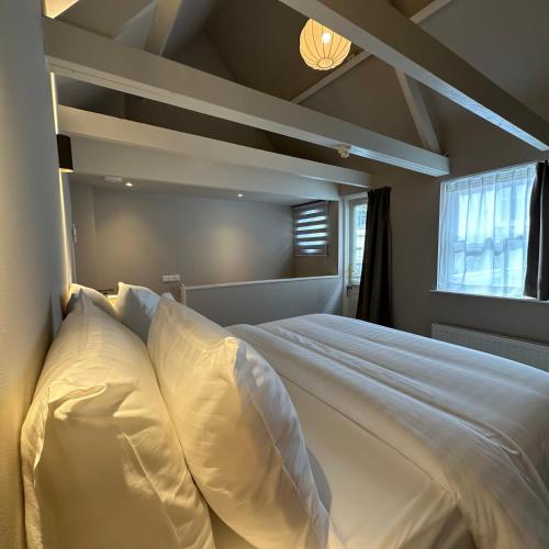 1 queen bed, 1 twin bed