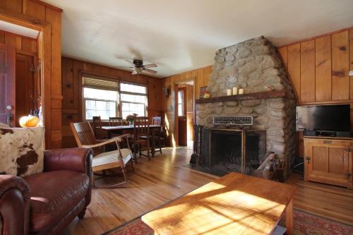 Ahwahnee-be Vintage Cabin - Walk to town! in Idyllwild, USA