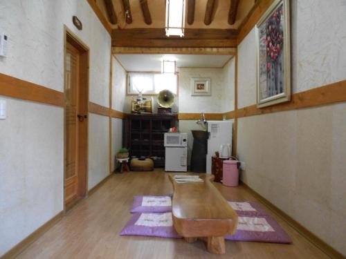 แฮปปี้เนส ฟูล ฮันอก เกสต์เฮาส์ ชอนจู (Happiness Full Hanok Guesthouse Jeonju) in ชอนจู