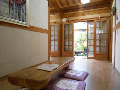 แฮปปี้เนส ฟูล ฮันอก เกสต์เฮาส์ ชอนจู (Happiness Full Hanok Guesthouse Jeonju) in ชอนจู